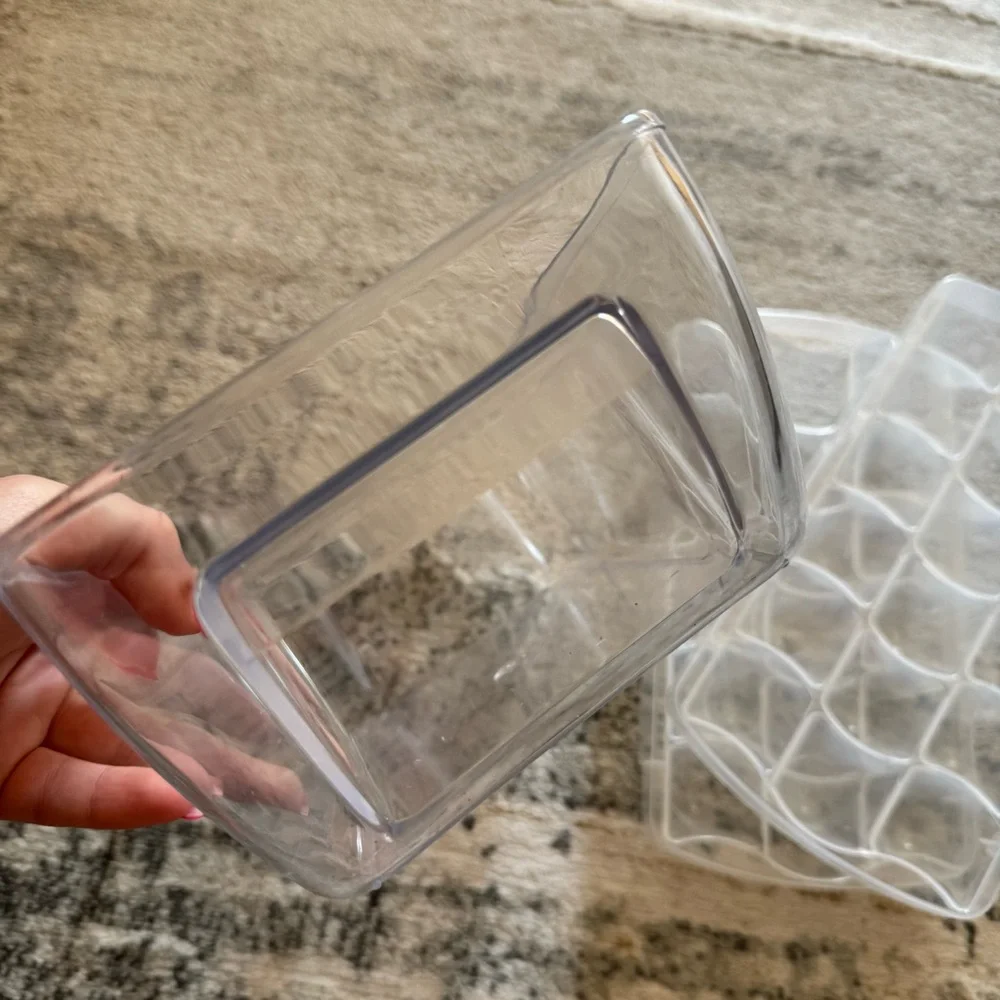 🛍🏙3️⃣ for $1️⃣5️⃣ Bundle of 2 ice cube trays and plastic storage bin
